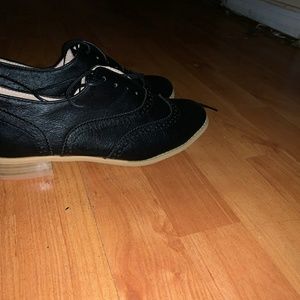 Susanny Wingtip women's oxford shoe